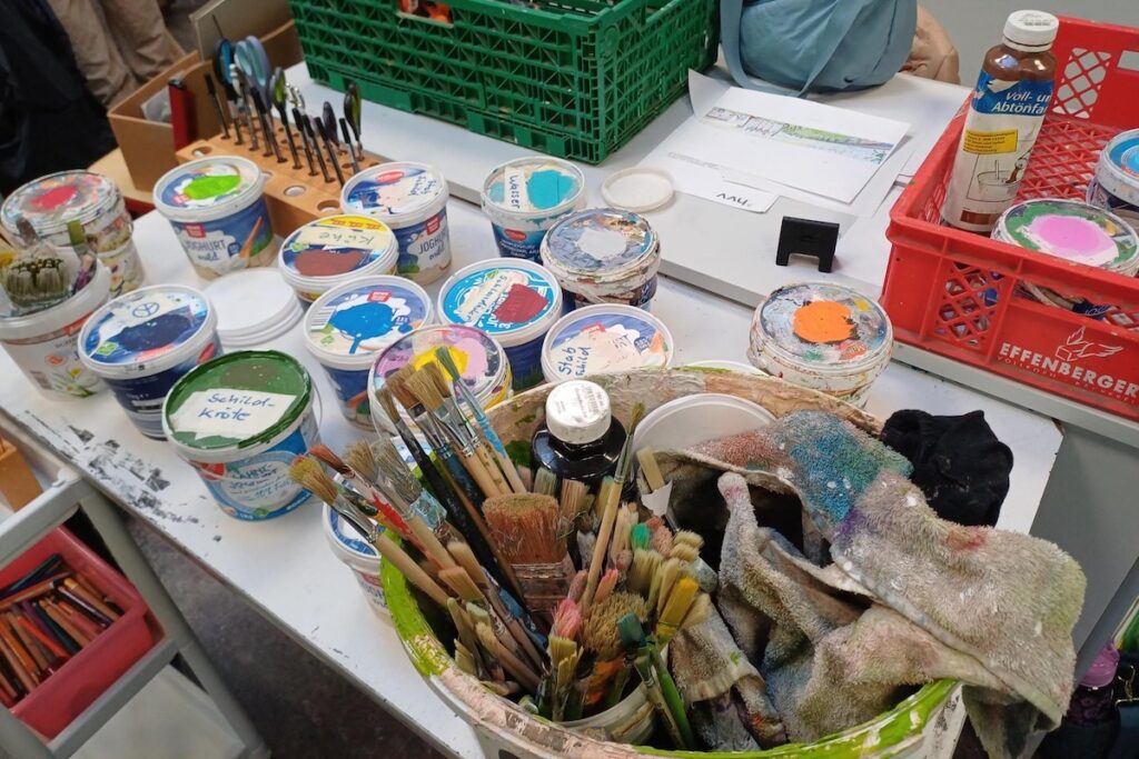 Pinsel und Farben stehen bereit