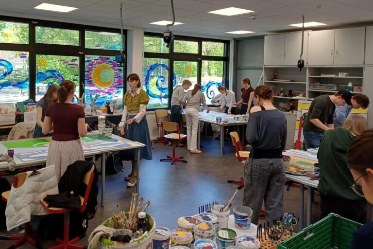 Im Rahmen eines Kunstprojekts wurde die Außenfläche des Zauns am neuen Betriebshof von vhh.mobility in Bargteheide gestaltet.