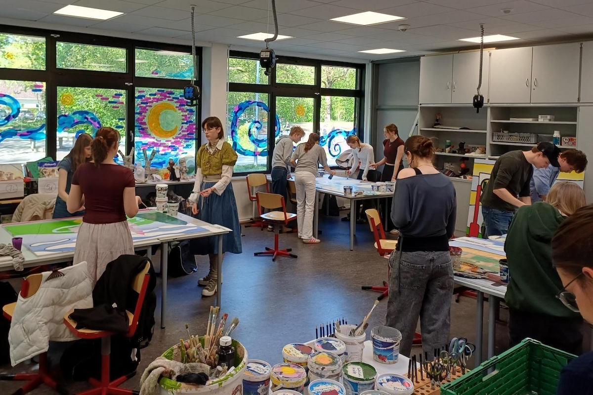 Im Rahmen eines Kunstprojekts wurde die Außenfläche des Zauns am neuen Betriebshof von vhh.mobility in Bargteheide gestaltet.