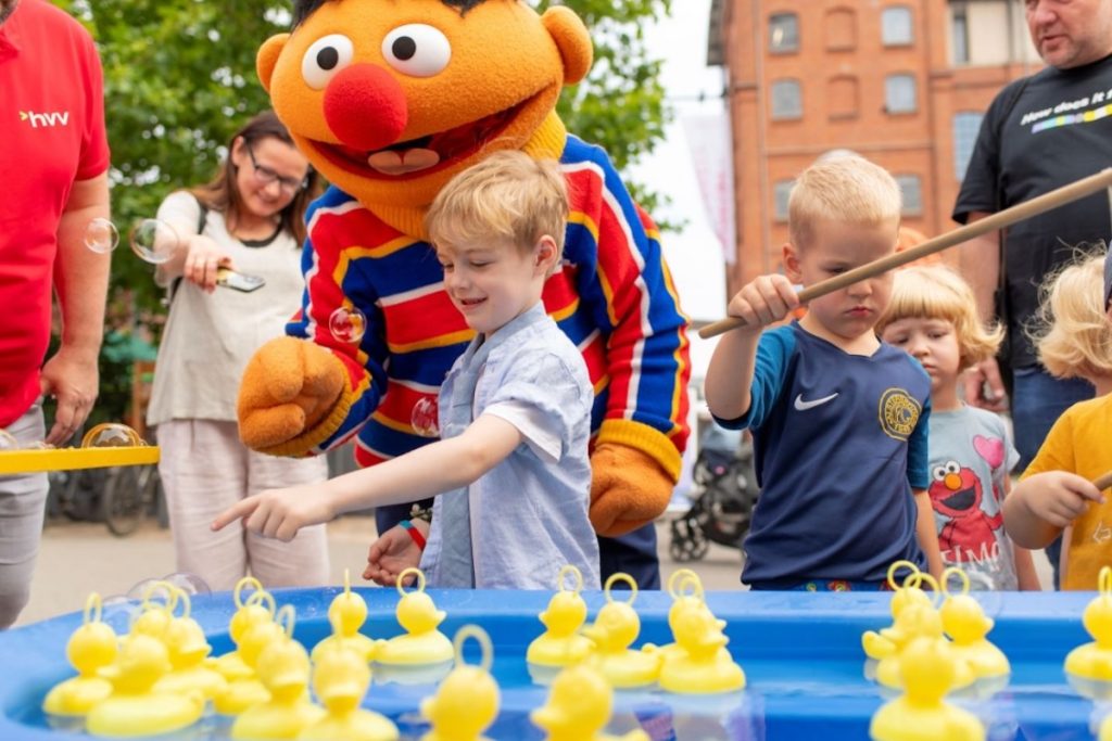 Beim hvv Familientag am Museum der Arbeit in Barmbek können wieder Enten geangelt werden.