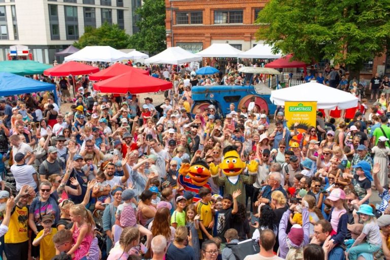 Unter dem Motto "Sesamstraße und hvv bewegen" bringt der hvv Familientag Spiel und Spaß zum Thema "Mobilitätsbildung" nach Hamburg.