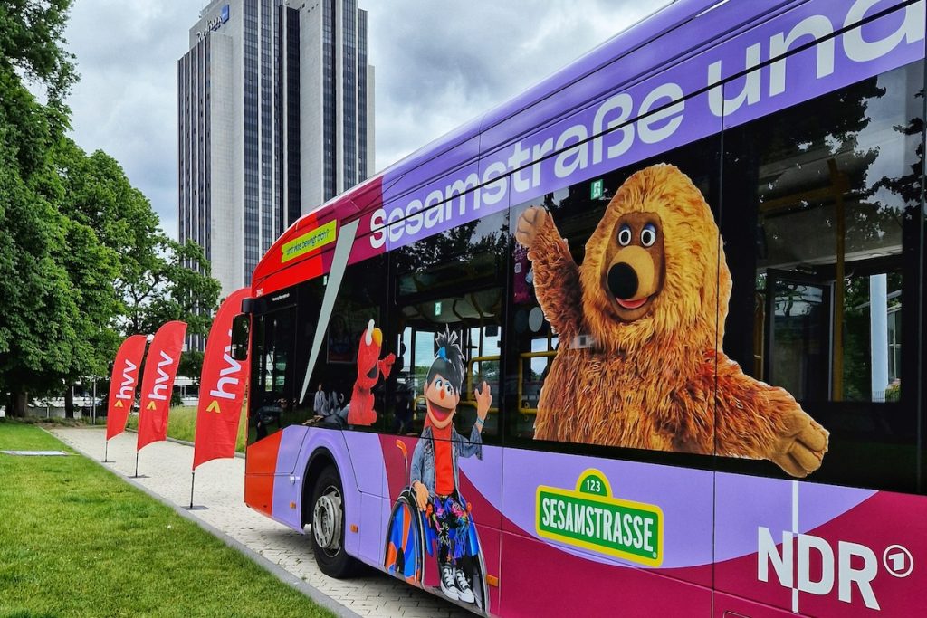 Der Bus von vhh.mobility bringt die Sesamstraße-Charaktere auf Hamburgs Straßen