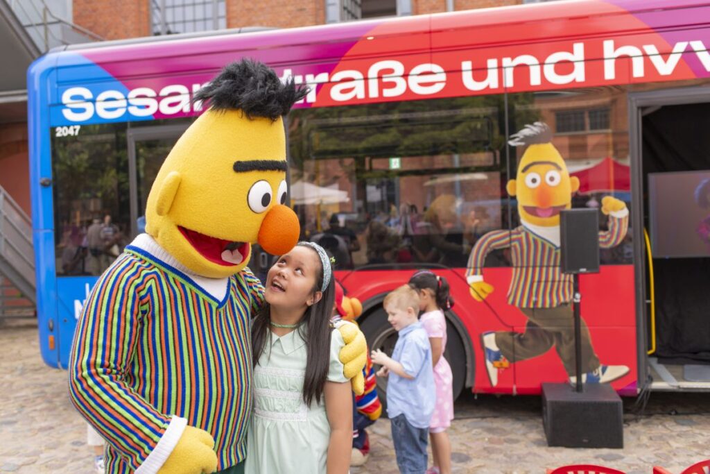 Unter dem Motto "Sesamstraße und hvv bewegen" bringt der hvv Familientag Spiel und Spaß zum Thema "Mobilitätsbildung" nach Hamburg.