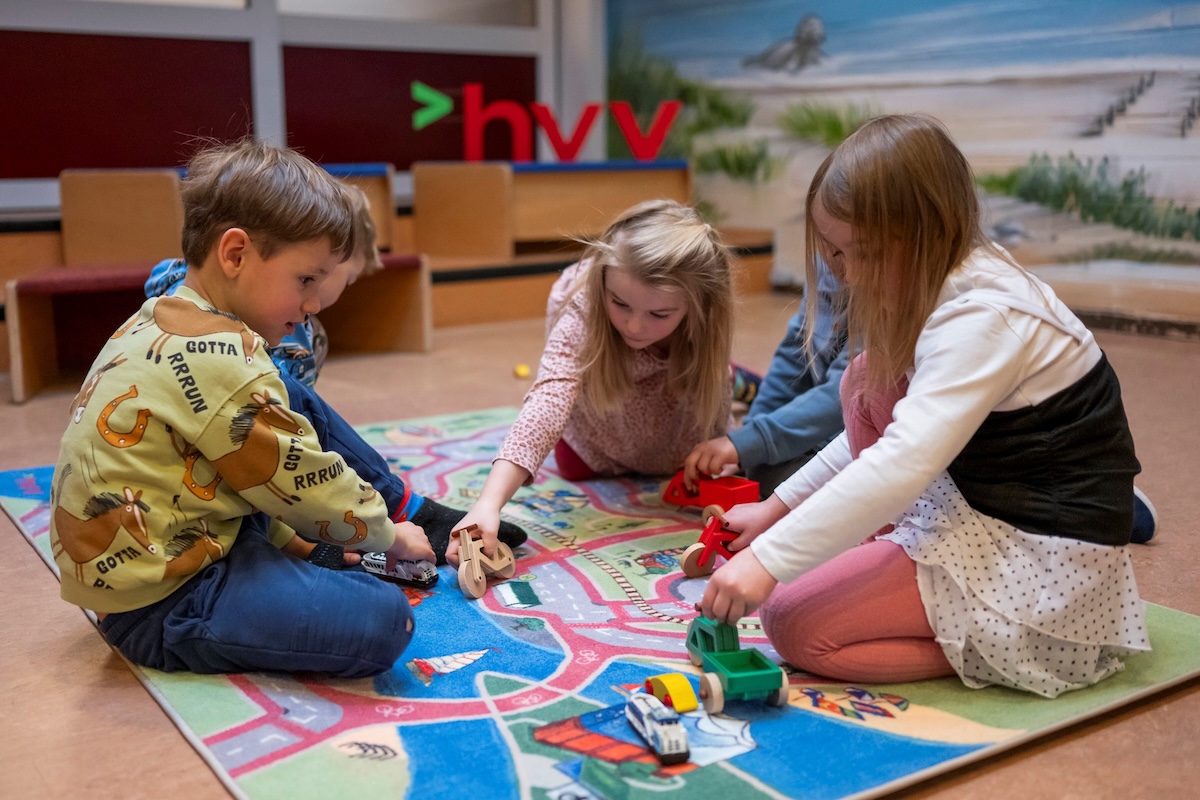 Lieblings-Ausflugsziel einreichen und einen hvv Spielteppich mit Fahrzeug-Set gewinnen!