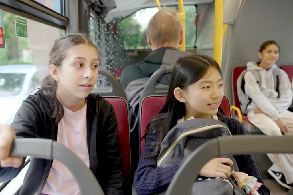Kinder im Grundschulalter lernen hier, wie sie sicher und selbständig in und um Hamburg mit dem hvv unterwegs sein können.
