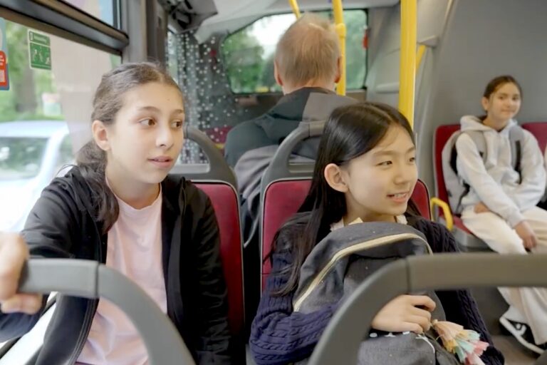 Kinder im Grundschulalter lernen hier, wie sie sicher und selbständig in und um Hamburg mit dem hvv unterwegs sein können.