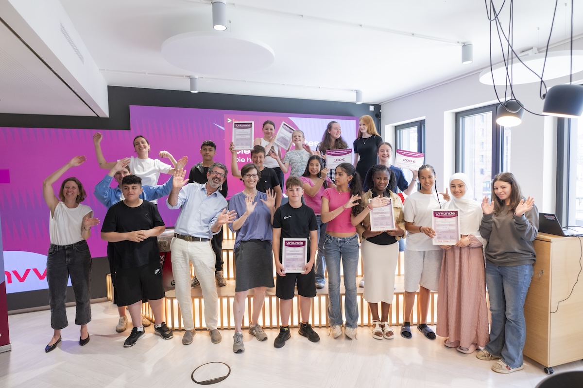 Rund 100 Schülerinnen und Schüler haben 2026 bei der hvv Schulchallenge "Hamburgs Haltestellen Clean Up" über 125 kg Müll gesammelt.