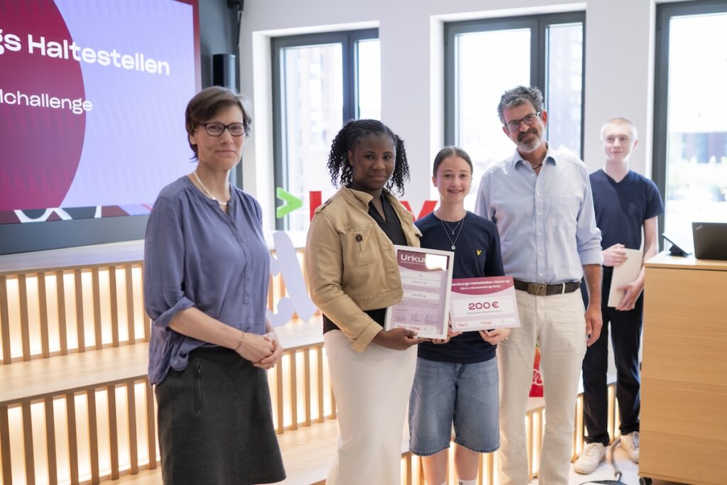 Die Schülerinnen und Schüler wurden für ihr Engagement in einer Auszeichnungsveranstaltung in den Räumen des Hamburger Verkehrsverbunds geehrt.